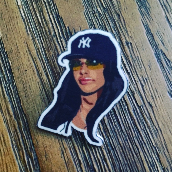 'Aaliyah' - Lapel Pin - Picture 1 of 1